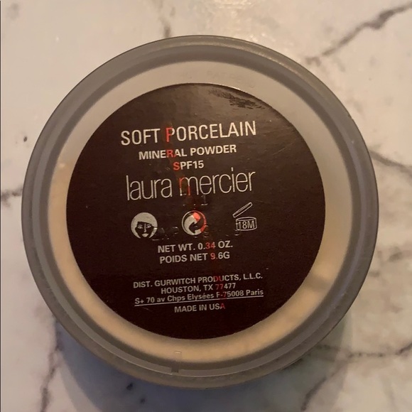 Laura Mercier Soft Porcelain Mineral Loose Powder - Picture 4 of 9